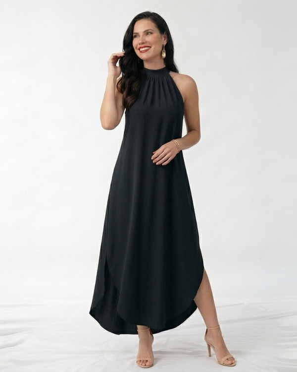 Vestido largo negro con cuello halter fruncido, sin mangas, silueta suelta y ruedo asimétrico con abertura lateral, perfecto para eventos formales y salidas de noche