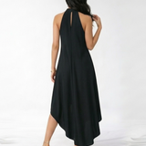 Vestido largo negro con cuello halter fruncido, sin mangas, silueta suelta y ruedo asimétrico con abertura lateral, perfecto para eventos formales y salidas de noche