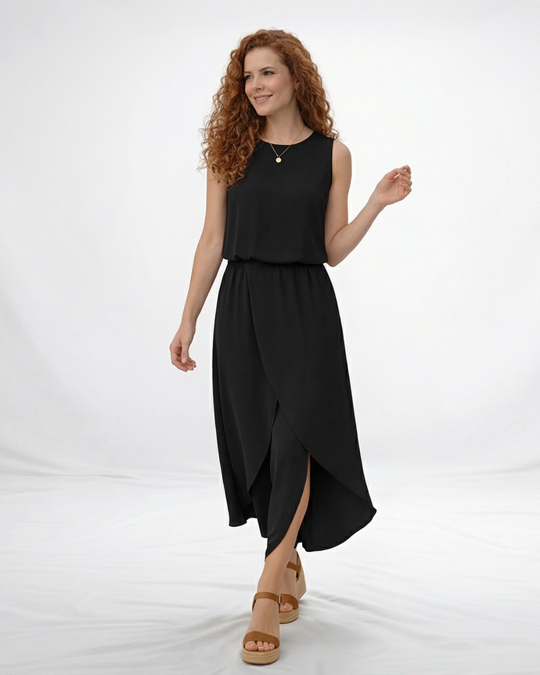 Vestido largo negro sin mangas cuello redondo con falda cruzada y abertura frontal, clásico y elegante para fiestas, grados y eventos en Colombia