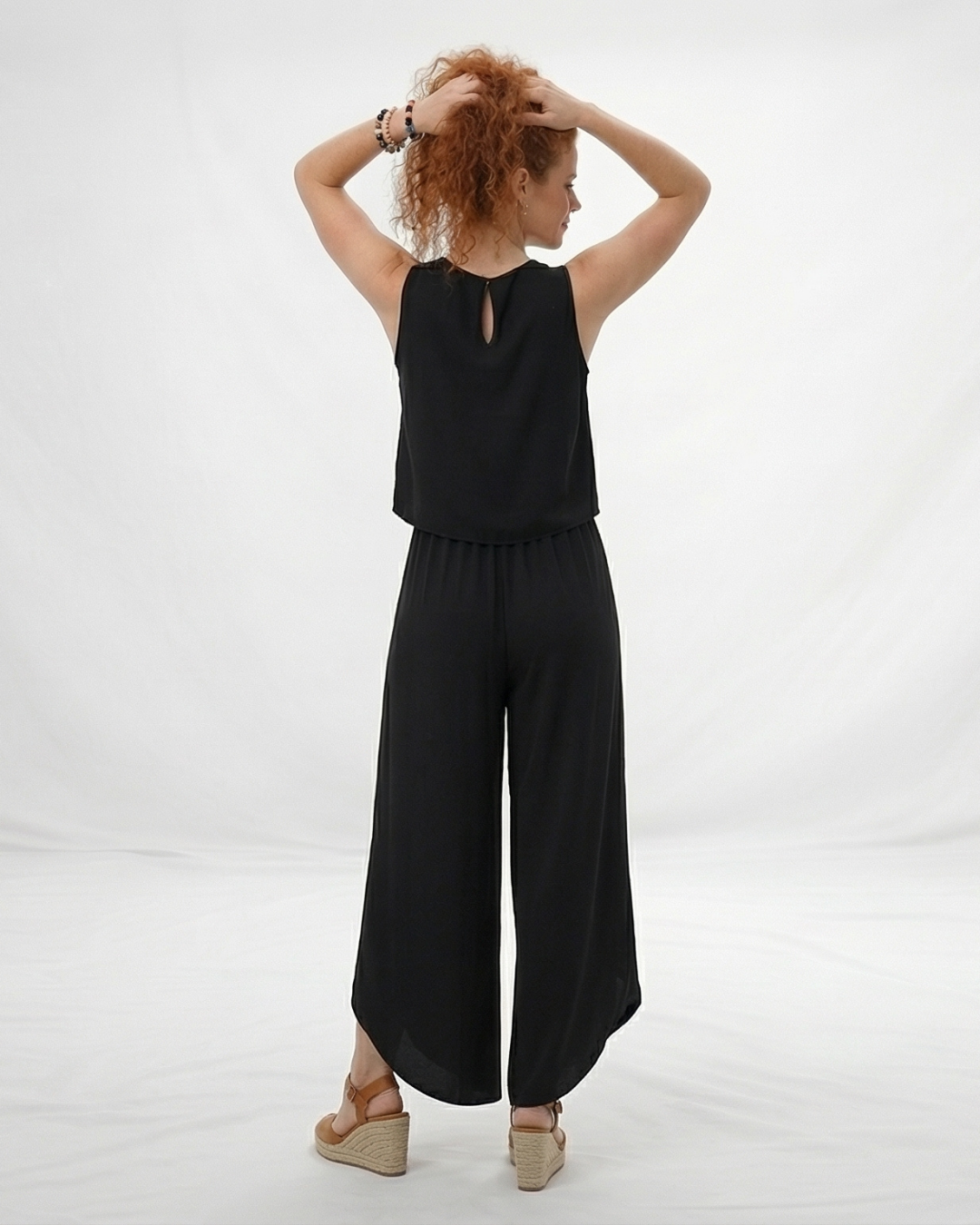 Vestido largo negro sin mangas cuello redondo con falda cruzada y abertura frontal, clásico y elegante para fiestas, grados y eventos en Colombia