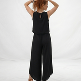 Vestido largo negro sin mangas cuello redondo con falda cruzada y abertura frontal, clásico y elegante para fiestas, grados y eventos en Colombia