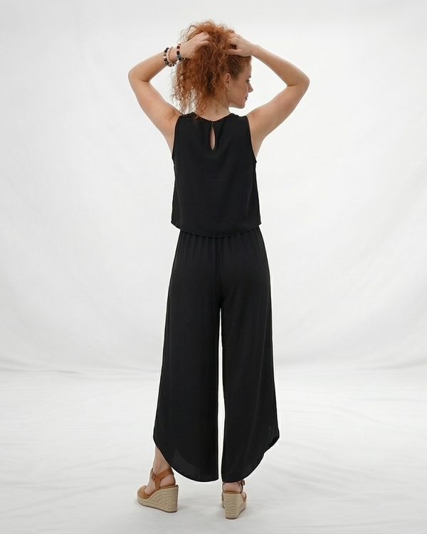 Vestido largo negro sin mangas cuello redondo con falda cruzada y abertura frontal, clásico y elegante para fiestas, grados y eventos en Colombia