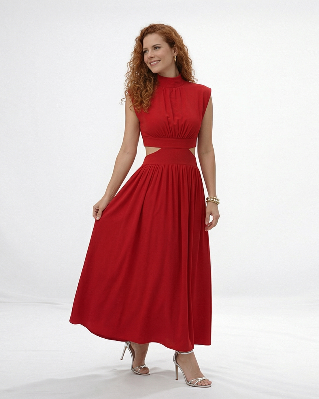 Vestido largo rojo cuello alto con abertura cut out en cintura y falda acampanada fruncida, sensual y elegante para fiestas, grados y matrimonios en Colombia