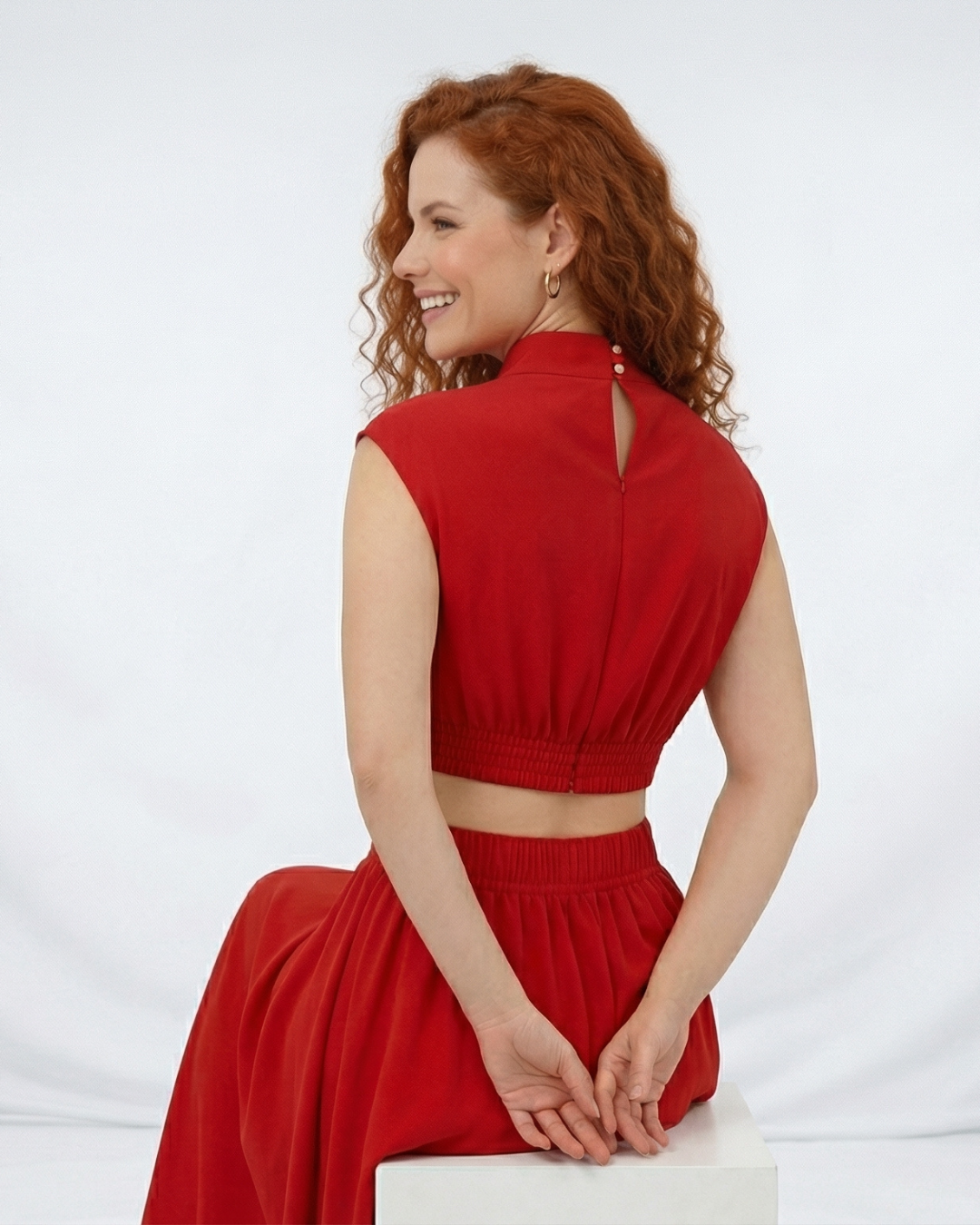 Vestido largo rojo cuello alto con abertura cut out en cintura y falda acampanada fruncida, sensual y elegante para fiestas, grados y matrimonios en Colombia