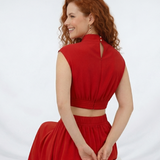 Vestido largo rojo cuello alto con abertura cut out en cintura y falda acampanada fruncida, sensual y elegante para fiestas, grados y matrimonios en Colombia
