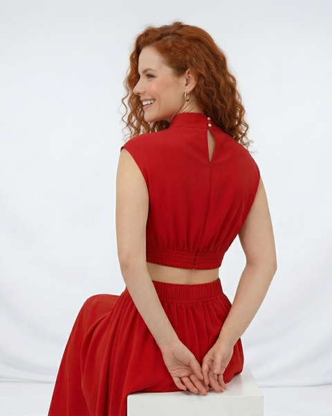 Vestido largo rojo cuello alto con abertura cut out en cintura y falda acampanada fruncida, sensual y elegante para fiestas, grados y matrimonios en Colombia