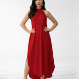 Vestido largo rojo con cuello halter fruncido, sin mangas, silueta suelta y ruedo asimétrico con abertura lateral, elegante para fiestas de noche y eventos especiales