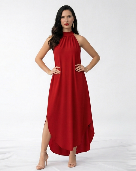Vestido largo rojo con cuello halter fruncido, sin mangas, silueta suelta y ruedo asimétrico con abertura lateral, elegante para fiestas de noche y eventos especiales