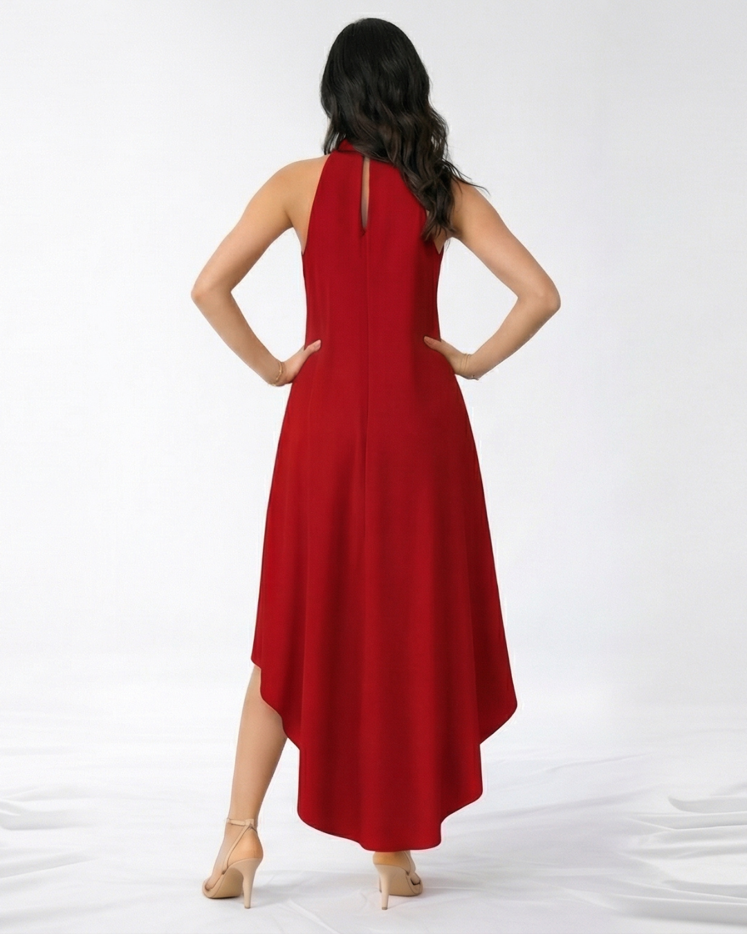 Vestido largo rojo con cuello halter fruncido, sin mangas, silueta suelta y ruedo asimétrico con abertura lateral, elegante para fiestas de noche y eventos especiales