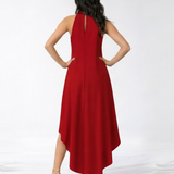 Vestido largo rojo con cuello halter fruncido, sin mangas, silueta suelta y ruedo asimétrico con abertura lateral, elegante para fiestas de noche y eventos especiales