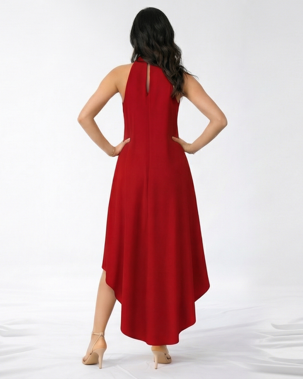 Vestido largo rojo con cuello halter fruncido, sin mangas, silueta suelta y ruedo asimétrico con abertura lateral, elegante para fiestas de noche y eventos especiales