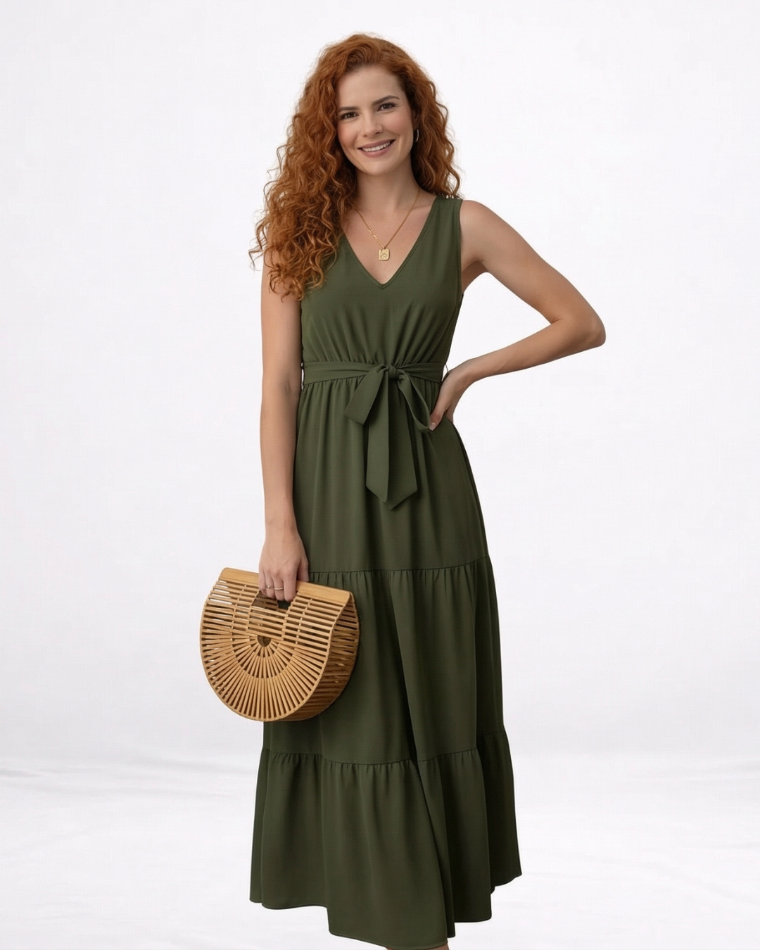 Vestido largo verde oliva sin mangas con escote en V, lazo en cintura y falda escalonada con vuelo, perfecto para salidas elegantes, paseos y eventos casuales