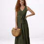 Vestido largo verde oliva sin mangas con escote en V, lazo en cintura y falda escalonada con vuelo, perfecto para salidas elegantes, paseos y eventos casuales