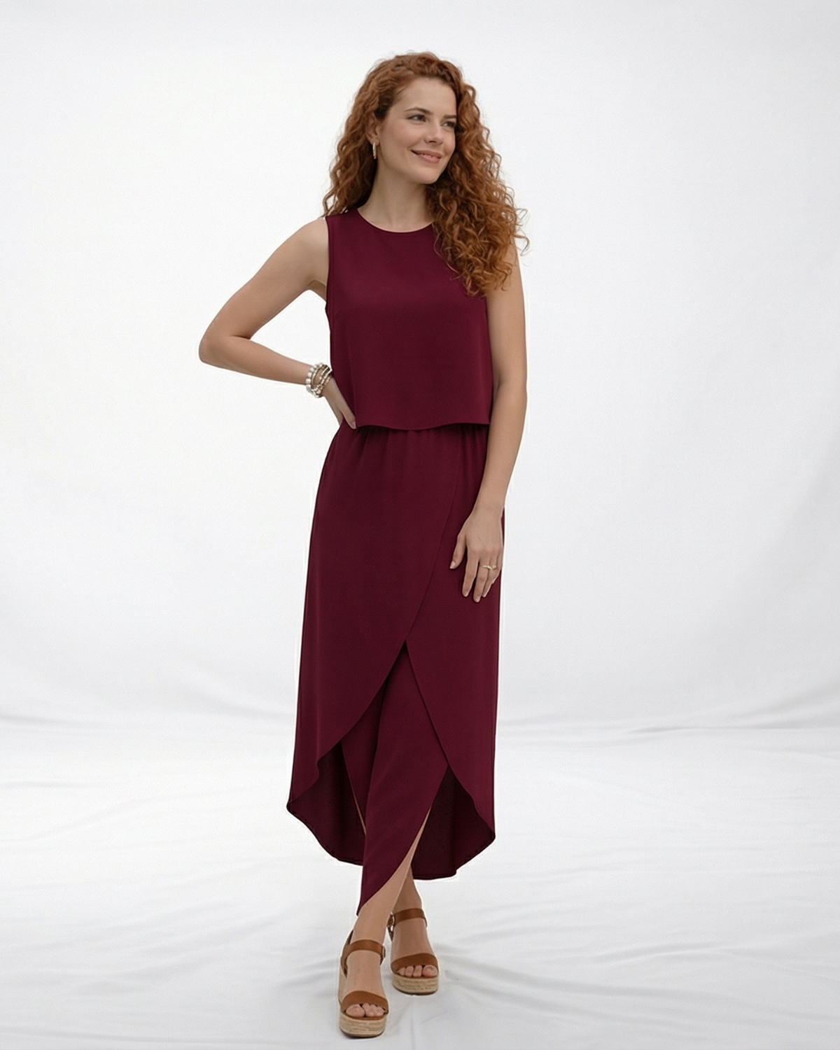 Vestido largo color vino sin mangas cuello redondo con falda cruzada y abertura frontal, ideal para fiestas, grados y eventos elegantes en Colombia