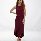 Vestido largo color vino sin mangas cuello redondo con falda cruzada y abertura frontal, ideal para fiestas, grados y eventos elegantes en Colombia