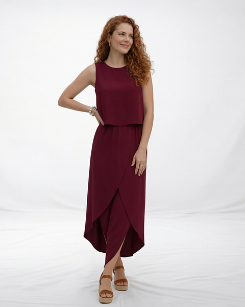 Vestido largo color vino sin mangas cuello redondo con falda cruzada y abertura frontal, ideal para fiestas, grados y eventos elegantes en Colombia