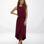 Vestido largo color vino sin mangas cuello redondo con falda cruzada y abertura frontal, ideal para fiestas, grados y eventos elegantes en Colombia
