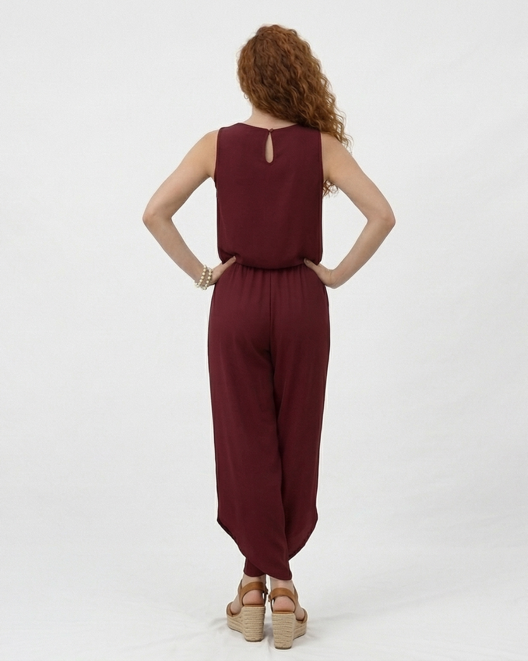 Vestido largo color vino sin mangas cuello redondo con falda cruzada y abertura frontal, ideal para fiestas, grados y eventos elegantes en Colombia