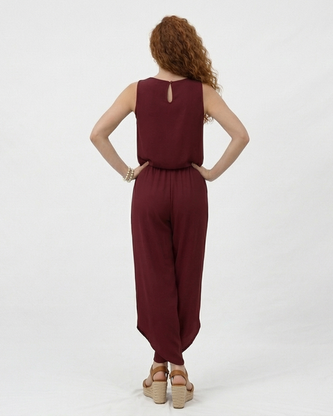 Vestido largo color vino sin mangas cuello redondo con falda cruzada y abertura frontal, ideal para fiestas, grados y eventos elegantes en Colombia