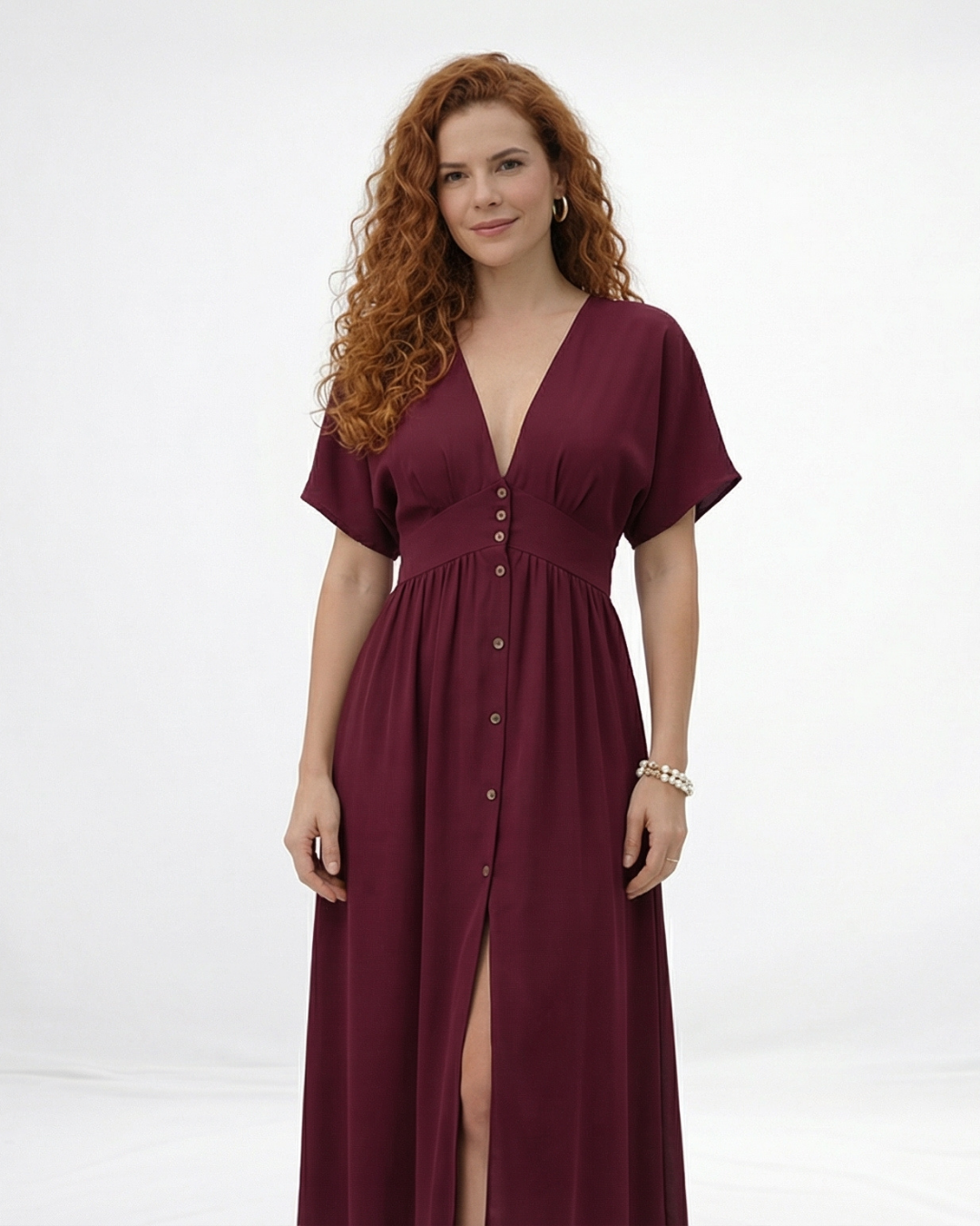 Vestido largo vinotinto con escote en V profundo, botones al frente, manga corta y abertura en la falda, perfecto para fiestas, matrimonios y eventos especiales