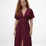 Vestido largo vinotinto con escote en V profundo, botones al frente, manga corta y abertura en la falda, perfecto para fiestas, matrimonios y eventos especiales