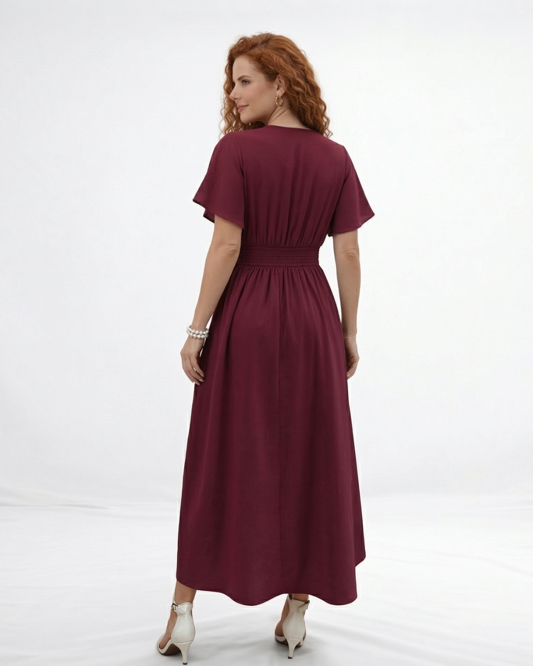 Vestido largo vinotinto con escote en V profundo, botones al frente, manga corta y abertura en la falda, perfecto para fiestas, matrimonios y eventos especiales