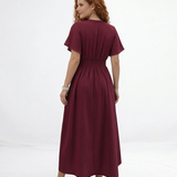 Vestido largo vinotinto con escote en V profundo, botones al frente, manga corta y abertura en la falda, perfecto para fiestas, matrimonios y eventos especiales