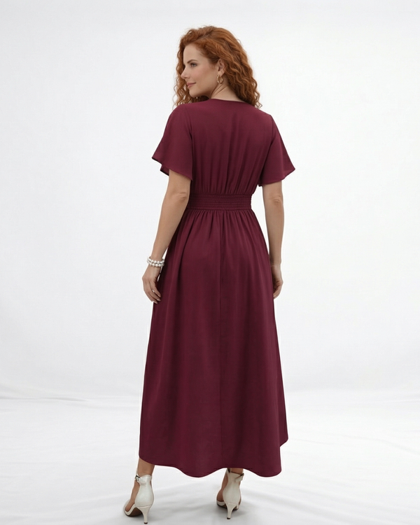 Vestido largo vinotinto con escote en V profundo, botones al frente, manga corta y abertura en la falda, perfecto para fiestas, matrimonios y eventos especiales