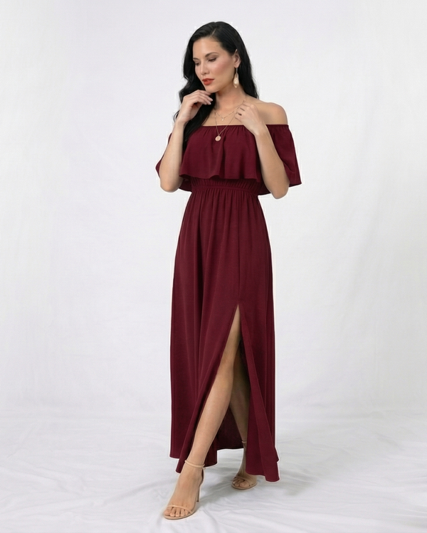 Vestido largo vinotinto con hombros descubiertos, volante en el busto, cintura elástica y abertura frontal en la falda, elegante para matrimonios y fiestas de noche