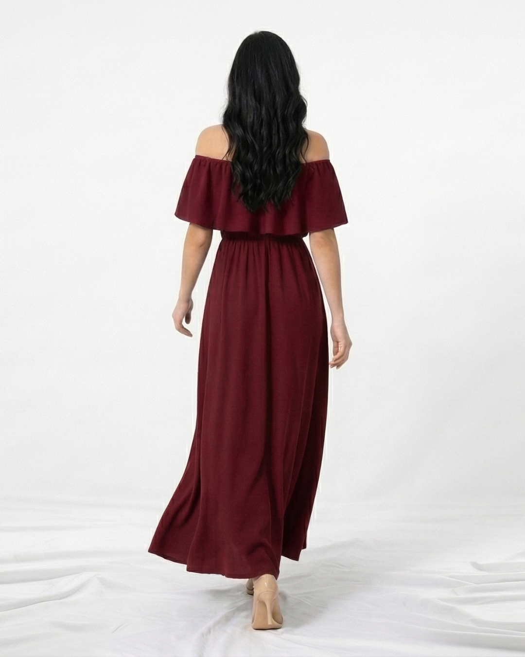 Vestido largo vinotinto con hombros descubiertos, volante en el busto, cintura elástica y abertura frontal en la falda, elegante para matrimonios y fiestas de noche