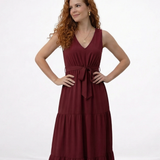 Vestido largo vinotinto sin mangas con escote en V, lazo en cintura y falda escalonada con vuelo, ideal para matrimonios, fiestas de noche y eventos especiales