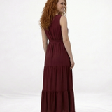 Vestido largo vinotinto sin mangas con escote en V, lazo en cintura y falda escalonada con vuelo, ideal para matrimonios, fiestas de noche y eventos especiales