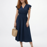 Vestido midi azul marino cruzado con escote en V, manga mariposa con volante, cintura smock fruncida y falda amplia con vuelo, ideal para matrimonios y eventos elegantes