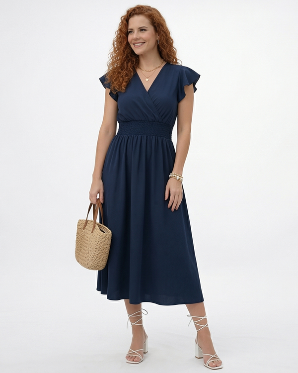Vestido midi azul marino cruzado con escote en V, manga mariposa con volante, cintura smock fruncida y falda amplia con vuelo, ideal para matrimonios y eventos elegantes