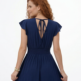 Vestido midi azul marino cruzado con escote en V, manga mariposa con volante, cintura smock fruncida y falda amplia con vuelo, ideal para matrimonios y eventos elegantes
