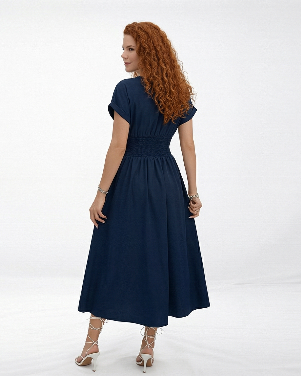 Vestido midi azul marino con escote en V cruzado, manga corta y falda amplia con vuelo, perfecto para matrimonios de día y eventos elegantes