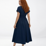 Vestido midi azul marino con escote en V cruzado, manga corta y falda amplia con vuelo, perfecto para matrimonios de día y eventos elegantes