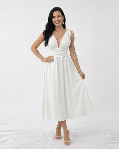 Vestido midi blanco con escote en V profundo, tirantes con amarre, cuerpo drapeado y falda amplia con vuelo, perfecto para matrimonios de día, grados y celebraciones especiales