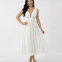 Vestido midi blanco con escote en V profundo, tirantes con amarre, cuerpo drapeado y falda amplia con vuelo, perfecto para matrimonios de día, grados y celebraciones especiales