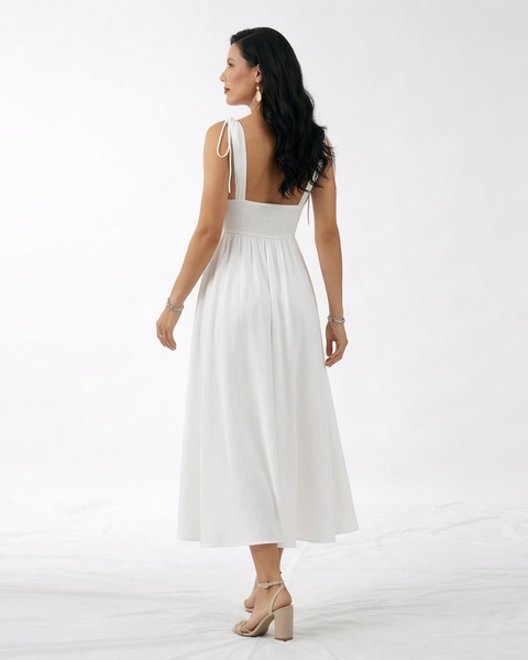 Vestido midi blanco con escote en V profundo, tirantes con amarre, cuerpo drapeado y falda amplia con vuelo, perfecto para matrimonios de día, grados y celebraciones especiales