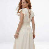 Vestido midi crema cruzado con escote en V, manga mariposa con volante, cintura smock fruncida y falda amplia con vuelo, perfecto para matrimonios de día, grados y celebraciones