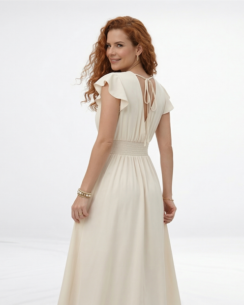 Vestido midi crema cruzado con escote en V, manga mariposa con volante, cintura smock fruncida y falda amplia con vuelo, perfecto para matrimonios de día, grados y celebraciones