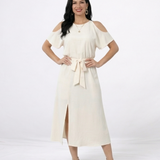 Vestido midi crema con hombros descubiertos, abertura frontal y lazo en cintura, perfecto para matrimonios de día, grados y eventos especiales