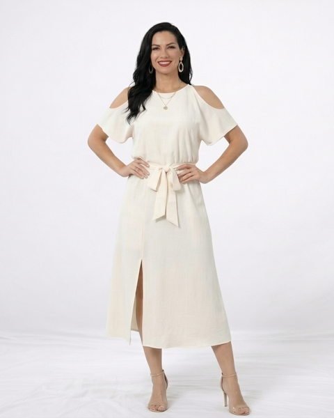 Vestido midi crema con hombros descubiertos, abertura frontal y lazo en cintura, perfecto para matrimonios de día, grados y eventos especiales
