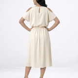 Vestido midi crema con hombros descubiertos, abertura frontal y lazo en cintura, perfecto para matrimonios de día, grados y eventos especiales