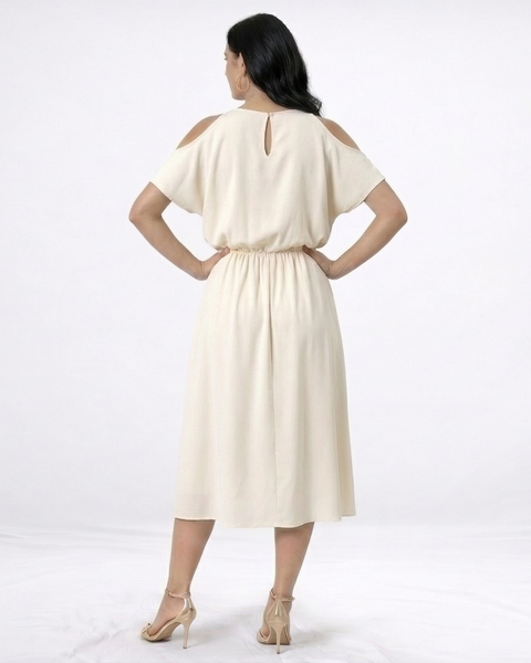 Vestido midi crema con hombros descubiertos, abertura frontal y lazo en cintura, perfecto para matrimonios de día, grados y eventos especiales