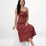 Vestido midi estampado floral rojo con tirantes finos, abertura lateral y escote fruncido, ideal para salidas casuales y días de calor