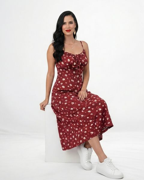 Vestido midi estampado floral rojo con tirantes finos, abertura lateral y escote fruncido, ideal para salidas casuales y días de calor