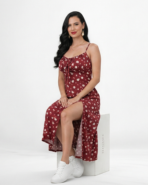 Vestido midi estampado floral rojo con tirantes finos, abertura lateral y escote fruncido, ideal para salidas casuales y días de calor