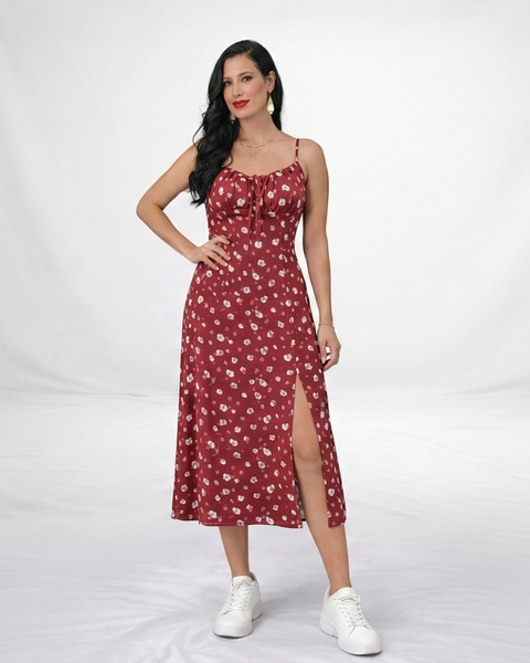 Vestido midi estampado floral rojo con tirantes finos, abertura lateral y escote fruncido, ideal para salidas casuales y días de calor